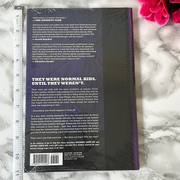 DC - Teen Titans - Earth One: Volume 1 - ISBN 978-1-4012-4556-6 - Picture 2 of 4